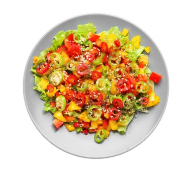 Beyaz arka planda lezzetli sebze salatası.