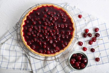 Masada lezzetli vişneli tart ile kabin soğutma