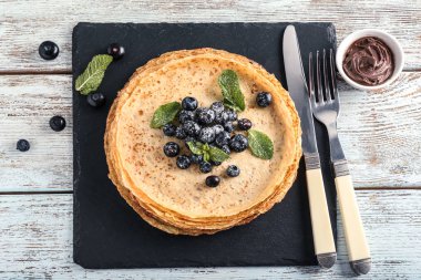 Lezzetli gözleme ve ahşap masa üzerinde meyveleri ile kayrak plaka