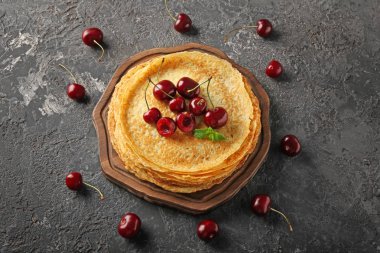 Kurulu lezzetli gözleme ve grunge masada çilek ile