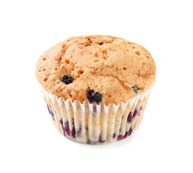 Beyaz arka plan üzerinde tatlı böğürtlenli kek