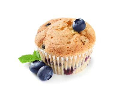 Lezzetli muffin beyaz arka plan üzerinde yaban mersini ile