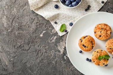 Masada lezzetli yaban mersinli kek tabağı.