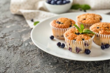 Masada lezzetli yaban mersinli kek tabağı.