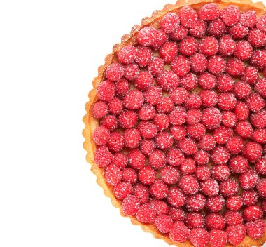 Beyaz arka plan üzerinde taze ahududu ile lezzetli pasta