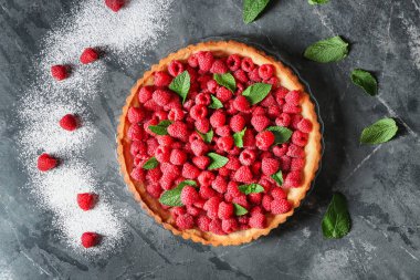 Gri dokulu arka plan üzerinde taze ahududu ile lezzetli pasta