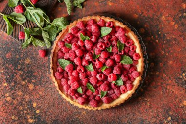 Dokulu renkli arka plan üzerinde taze ahududu ile lezzetli pasta