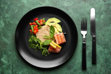 Taze salata ve yeşil masada balık ile plaka