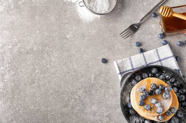 Işık tablosu üzerinde meyveleri ile lezzetli gözleme