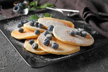 Lezzetli gözleme ve çilek grunge tablo, closeup ile plaka
