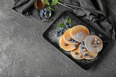 Lezzetli gözleme ve çilek grunge tablo ile plaka