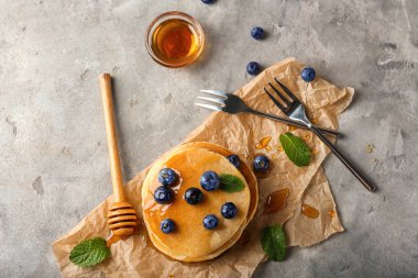 Işık tablosu üzerinde lezzetli gözleme ile kompozisyon