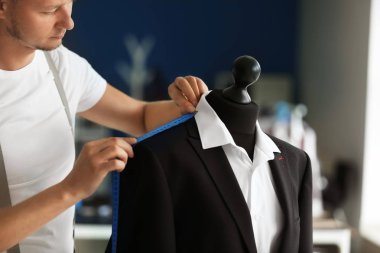 Atelier manken erkek ceket ölçümleri alarak genç terzi