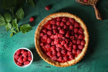 Masada lezzetli ev yapımı frambuazlı pasta