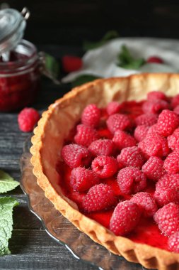 Tablo, closeup lezzetli ev yapımı frambuazlı pasta