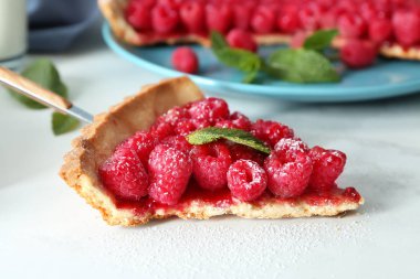 Masada lezzetli ev yapımı frambuazlı pasta parçası ile kürek