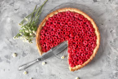 Masada lezzetli ev yapımı frambuazlı pasta