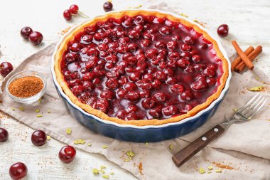 Beyaz ahşap masa üzerinde lezzetli ev yapımı vişneli tart