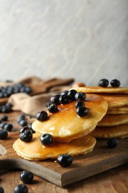 Kurulu lezzetli gözleme ve ahşap masa üzerinde çilek ile