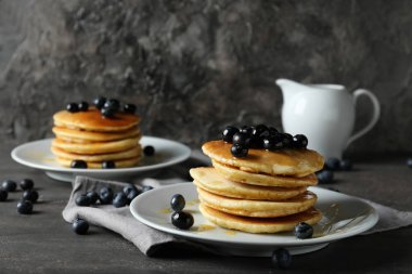 Lezzetli gözleme ve çilek tablo ile plaka