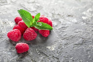 Gri arka plan üzerinde tatlı olgun ahududu