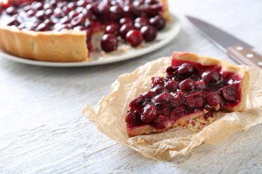 Bir parça parşömen üzerine lezzetli vişneli kek