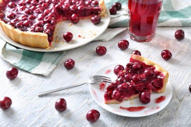 Ahşap masa üzerinde lezzetli vişneli tart