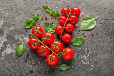 Gri dokulu arka plan üzerinde taze kiraz domates