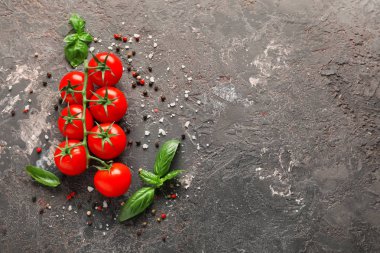 Gri dokulu arka plan üzerinde taze kiraz domates