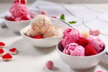 Kase lezzetli ahududu-dondurma ile ahşap tablo