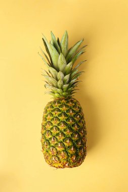 Renk arka plan üzerinde lezzetli ananas