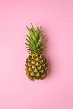 Renk arka plan üzerinde lezzetli ananas