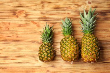 Ahşap arka plan üzerinde lezzetli ananas