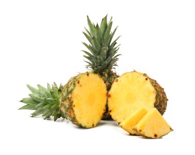 Lezzetli kesim ve beyaz arka plan üzerinde tüm ananas