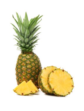 Lezzetli kesim ve beyaz arka plan üzerinde tüm ananas