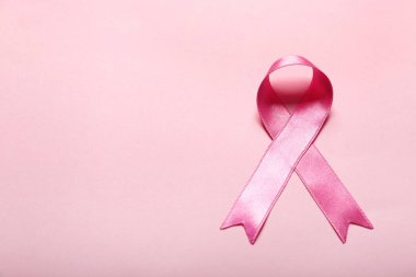 Renkli arka planda pembe kurdele. Göğüs kanseri farkındalığı konsepti