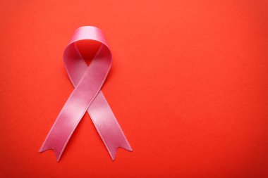 Renkli arka planda pembe kurdele. Göğüs kanseri farkındalığı konsepti