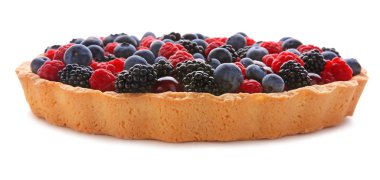 Beyaz arka planda olgun böğürtlenli lezzetli turta