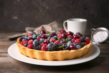 Plaka ile lezzetli berry pie ahşap tablo