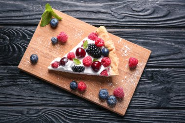Ahşap tahta masada lezzetli berry pie parça ile
