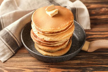 Ahşap masa üzerinde lezzetli krep tava