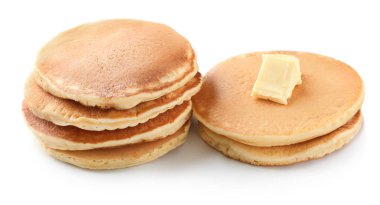 Beyaz arka plan üzerine tereyağı ile lezzetli ev yapımı kek