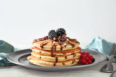 Lezzetli ev yapımı kek ve çilek tablo ile plaka