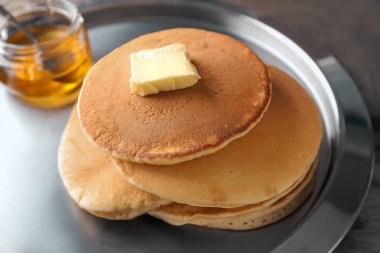 Tereyağı ve tabakta bal ile lezzetli gözleme