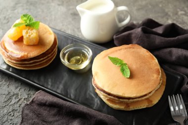 Plaka lezzetli gözleme ve ballı masada