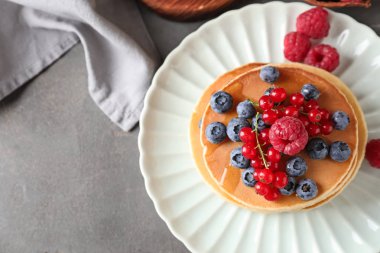 Lezzetli ev yapımı kek ve çilek tablo ile plaka