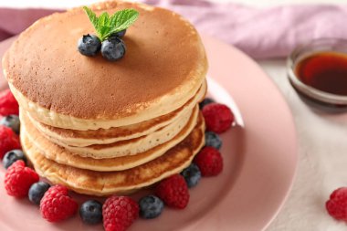 Çilek plaka, closeup ile lezzetli ev yapımı kek