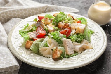 Makarna masada lezzetli Sezar salatası