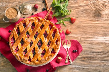 Ahşap masa üzerinde çilek ile lezzetli pasta