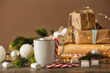 Şekerleme ve ahşap masa üzerinde baston şekerler ile lezzetli sıcak kakao fincan